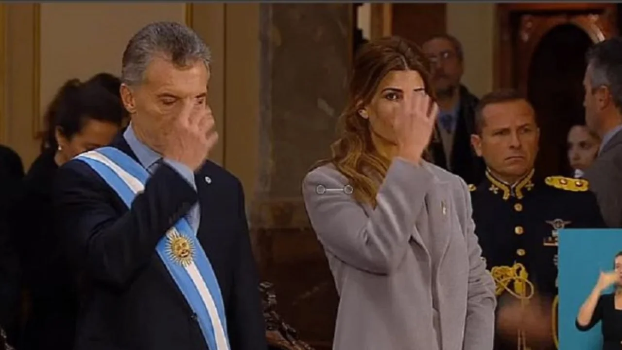 Macri lo hizo de nuevo: se hizo mal la señal de la cruz en pleno Tedeum