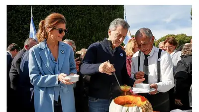 En el locro de Olivos, Macri dijo que "el cambio lleva esfuerzo" y trazó un paralelismo con la revolución de Mayo En el locro de Olivos, Macri dijo que "el cambio lleva esfuerzo" y trazó un paralelismo con la revolución de Mayo