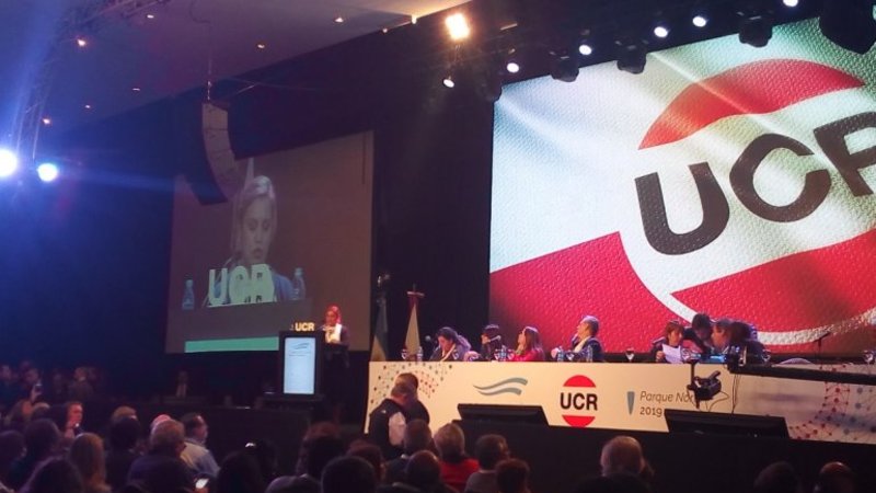 De no creer: una diputada radical atacó a los gobiernos de Alfonsín e Illia en plena Convención de la UCR