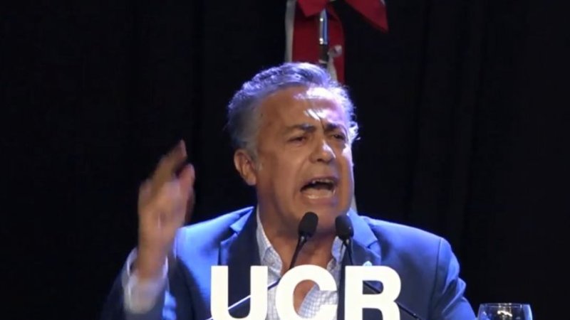 En la convención radical, militantes interrumpieron con insultos a Cornejo