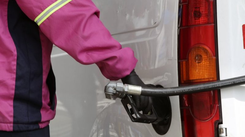 Gobierno pospone impuesto a los combustibles pero empresas suben naftas igual