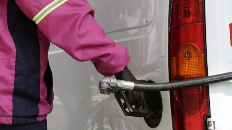 Gobierno pospone impuesto a los combustibles pero empresas suben naftas igual
