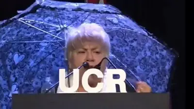 Una convencional radical abrió un paraguas para protegerse de "la lluvia de inversiones" de Macri Una convencional radical abrió un paraguas para protegerse de "la lluvia de inversiones" de Macri