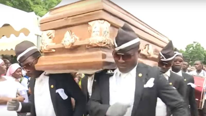Polémico video: médicos imitaron el meme de "los negros del ataúd" con un fallecido por coronavirus 