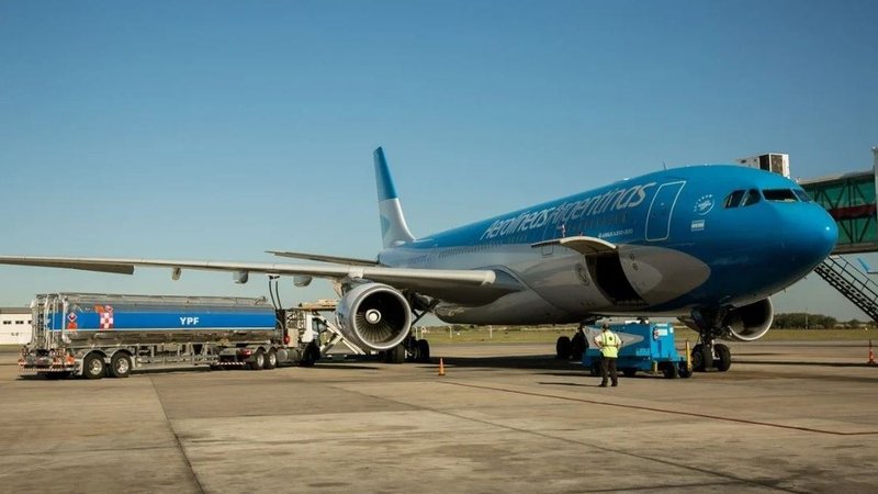Un avión de Aerolíneas que iba a repatriar varados en Londres tuvo que volver por inconvenientes técnicos