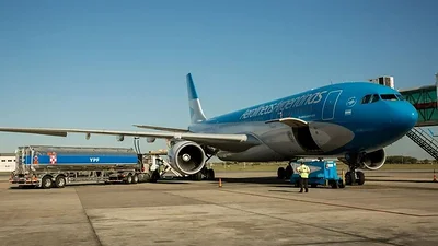 Un avión de Aerolíneas que iba a repatriar varados en Londres tuvo que volver por inconvenientes técnicos Un avión de Aerolíneas que iba a repatriar varados en Londres tuvo que volver por inconvenientes técnicos