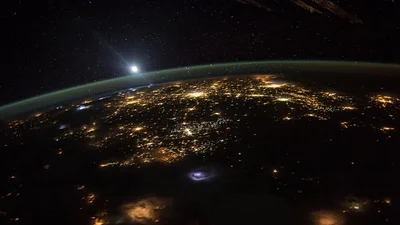 La Estación Espacial Internacional capta una supuesta flota de OVNIS cerca de la Tierra La Estación Espacial Internacional capta una supuesta flota de OVNIS cerca de la Tierra