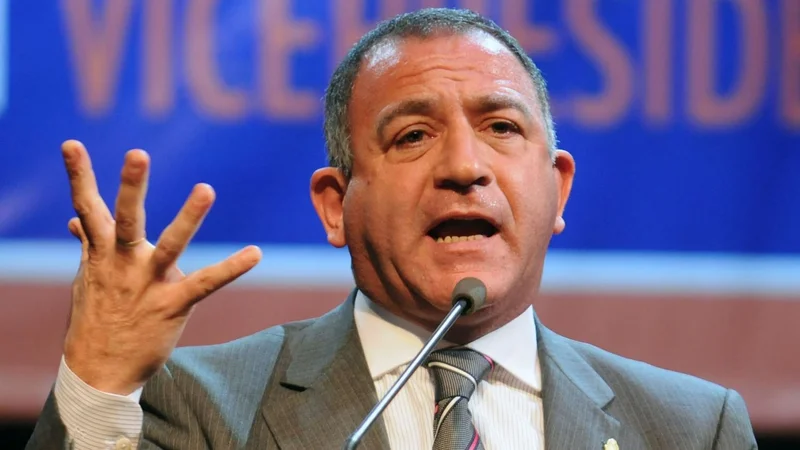 Apología de la violación: Luis Juez pidió usar los penes de madera de otra forma