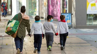 Los adultos podrán ir con un menor a cargo a comprar