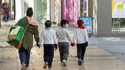 Los adultos podrán ir con un menor a cargo a hacer las compras Los adultos podrán ir con un menor a cargo a hacer las compras