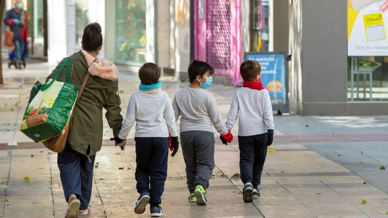 Los adultos podrán ir con un menor a cargo a hacer las compras