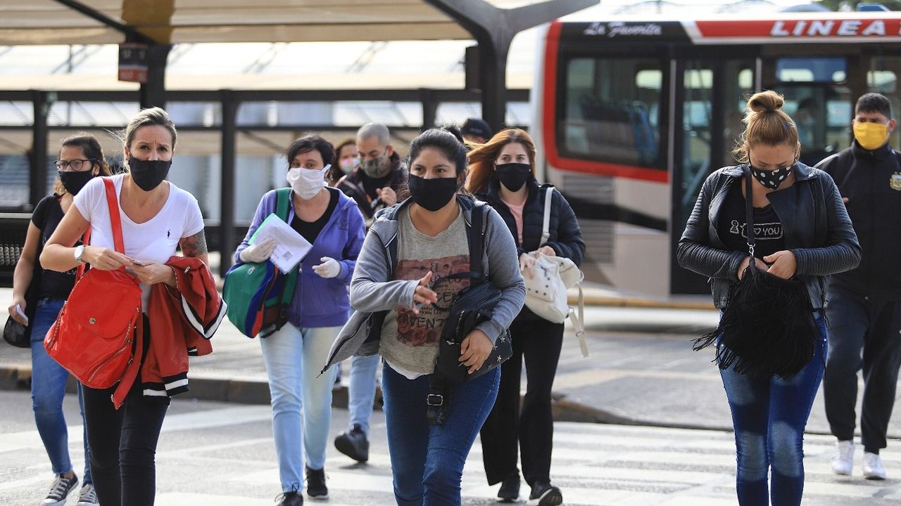 Insólito: una encuesta afirma que casi el 50% cree que el COVID-19 nació en un laboratorio