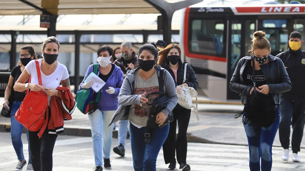 Insólito: una encuesta afirma que casi el 50% cree que el COVID-19 nació en un laboratorio