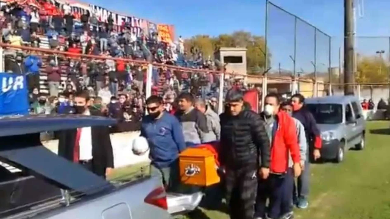 Polémico adiós al 'Trinche' Carlovich en el estadio de Central Córdoba