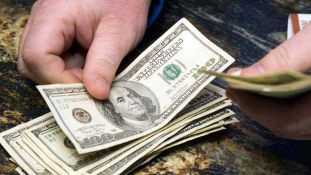 El editorial de Roberto Navarro del 14 de mayo: quiénes se benefician con las operaciones de compra de dólares