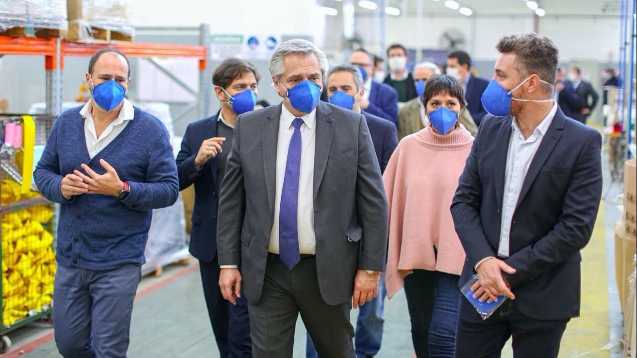 Alberto Fernández y Mayra Mendoza visitaron una fábrica que se reconvirtió para producir barbijos