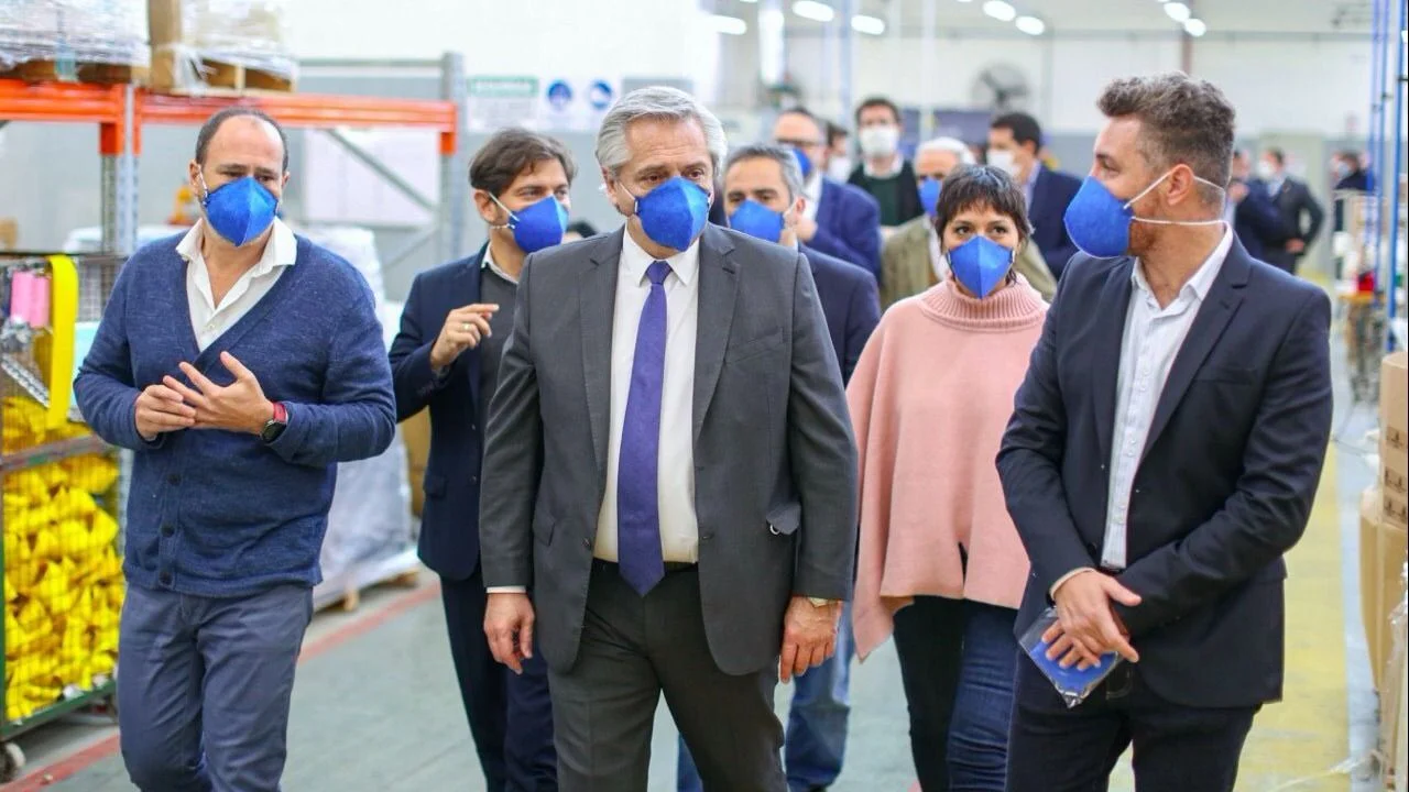 Alberto Fernández y Mayra Mendoza visitaron una fábrica que se reconvirtió para producir barbijos