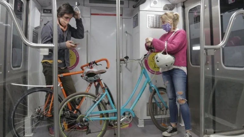 Subte: se podrá viajar con bicicletas y monopatines en Línea A y H