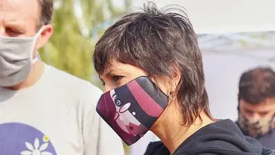 El llamativo barbijo de Mayra Mendoza con la cara de Néstor y Cristina Kirchner El llamativo barbijo de Mayra Mendoza con la cara de Néstor y Cristina Kirchner