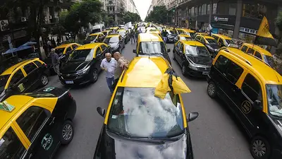 Taxistas en alerta ante la iniciativa de Uber para sumarlos a la app Taxistas en alerta ante la iniciativa de Uber para sumarlos a la app