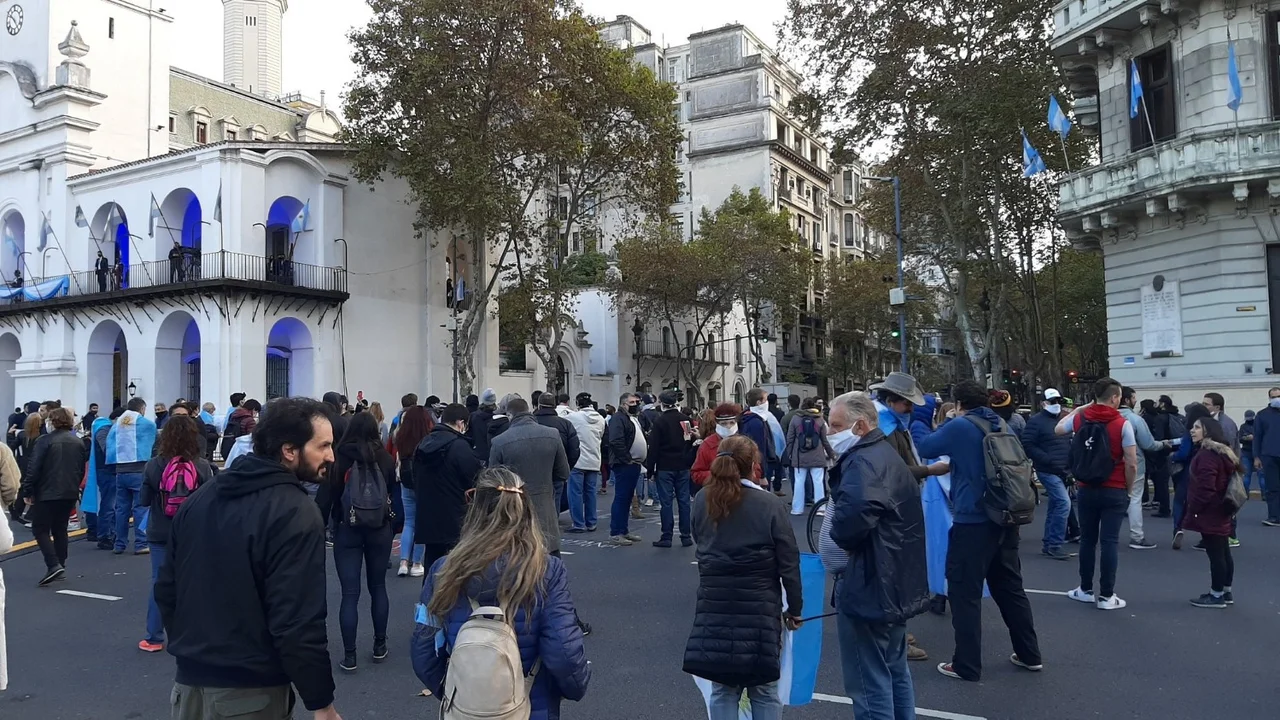 Militantes anticuarentena protestaron en Plaza de Mayo con violentos mensajes contra el Gobierno