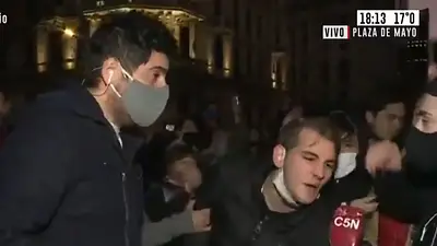 Peligroso móvil de C5N en la marcha de los militantes anticuarentena en Plaza de Mayo Peligroso móvil de C5N en la marcha de los militantes anticuarentena en Plaza de Mayo