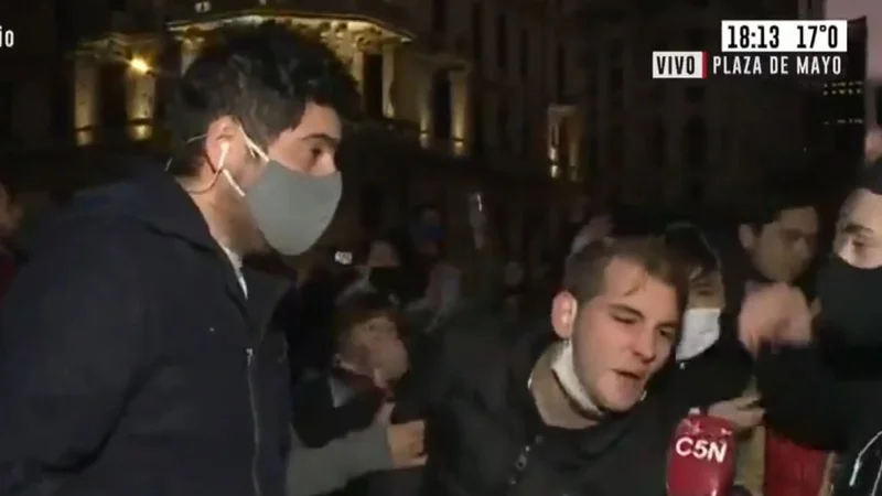Peligroso móvil de C5N en la marcha de los militantes anticuarentena en Plaza de Mayo