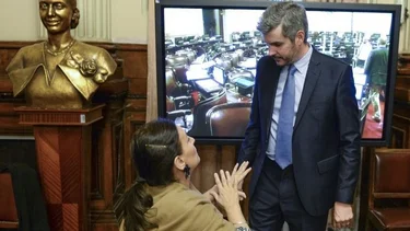 Denuncian a Michetti y Peña por contrataciones millonarias