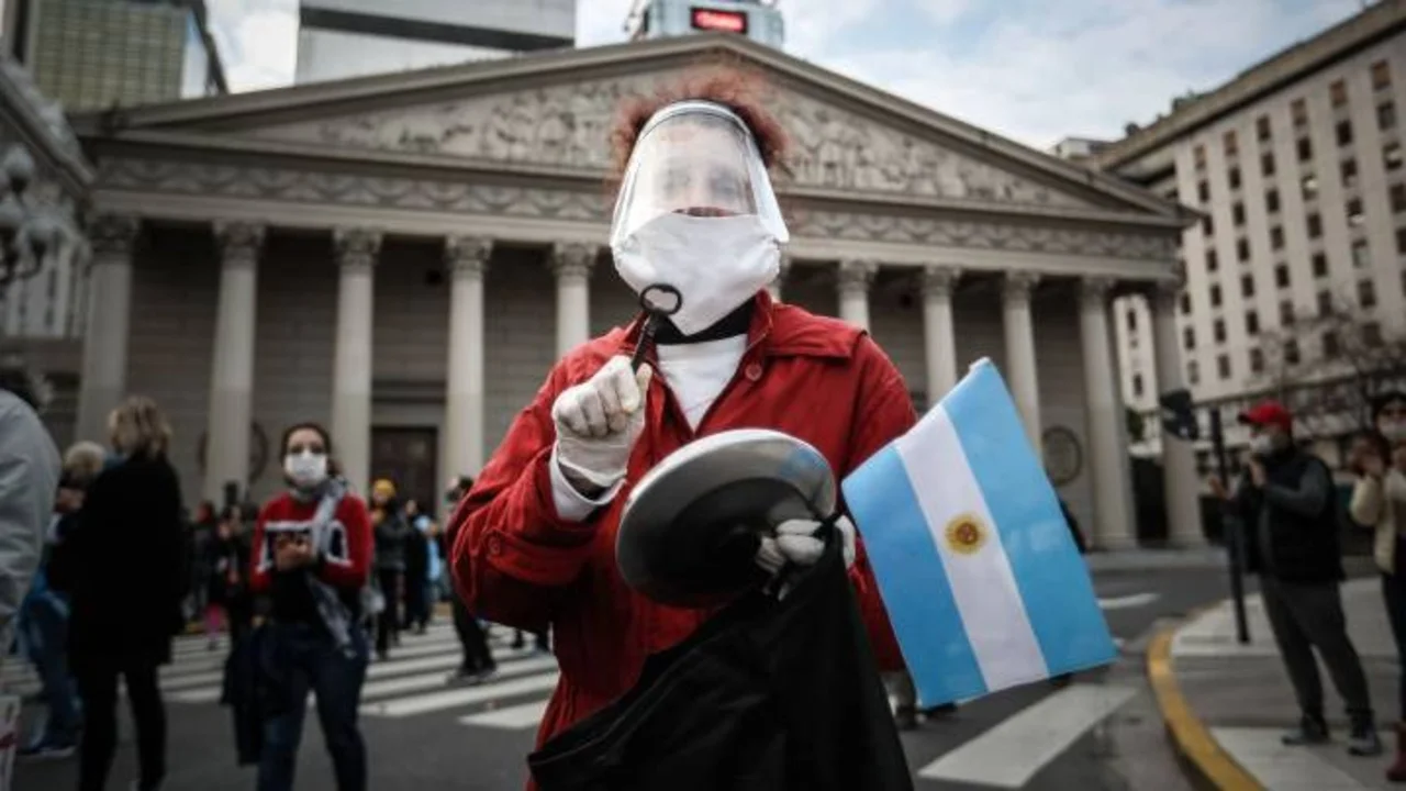 Un estudio reveló cómo se armaron las tendencias anti cuarentena en las redes sociales