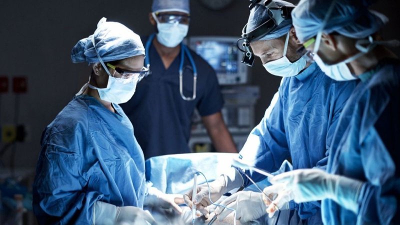 Médicos operando en una intervención quirúrgica