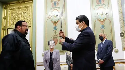 Steven Seagal visitó a Maduro y le regaló una espada samurai Steven Seagal visitó a Maduro y le regaló una espada samurai