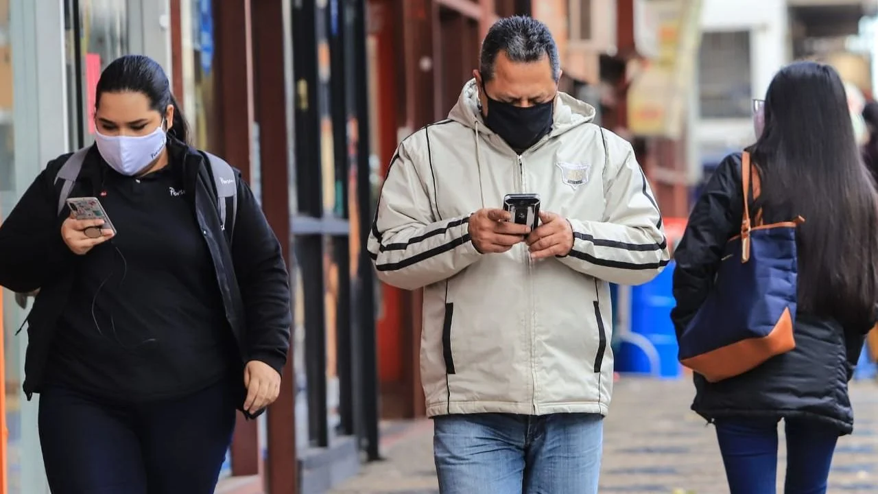 El clima frío en Buenos Aires, gente caminando con abrigo en la calle