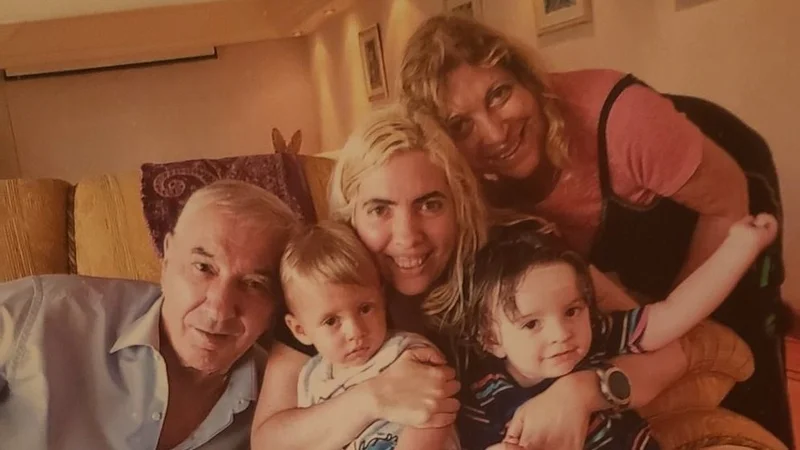 Mauro Viale junto con su familia