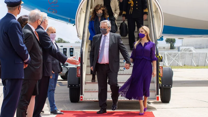 Tras conseguir apoyo en Portugal por la deuda externa, Alberto sigue su gira en España