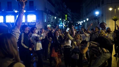 Insólito: En España levantaron las restricciones por coronavirus y miles de personas salieron de fiesta Insólito: En España levantaron las restricciones por coronavirus y miles de personas salieron de fiesta