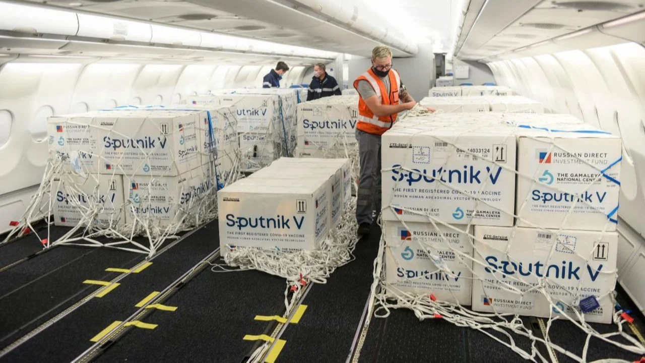 Parte un nuevo vuelo de Aerolíneas rumbo a Moscú en busca de dosis de Sputnik V