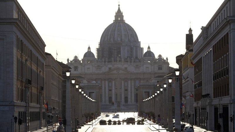 Un hombre a bordo de un auto embistió las puertas del Vaticano y fue detenido