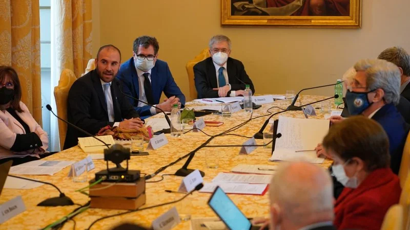 Guzmán insistió al FMI por la revisión de los sobrecargos por la deuda