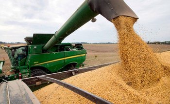 Los sojeros se anticipan a una suba de retenciones y aceleraron la liquidación | Dólares