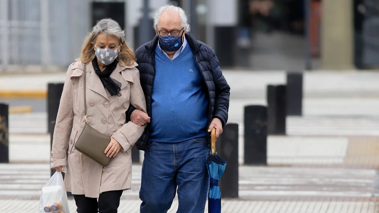 Clima en Buenos Aires, gente caminando en la calle abrigada