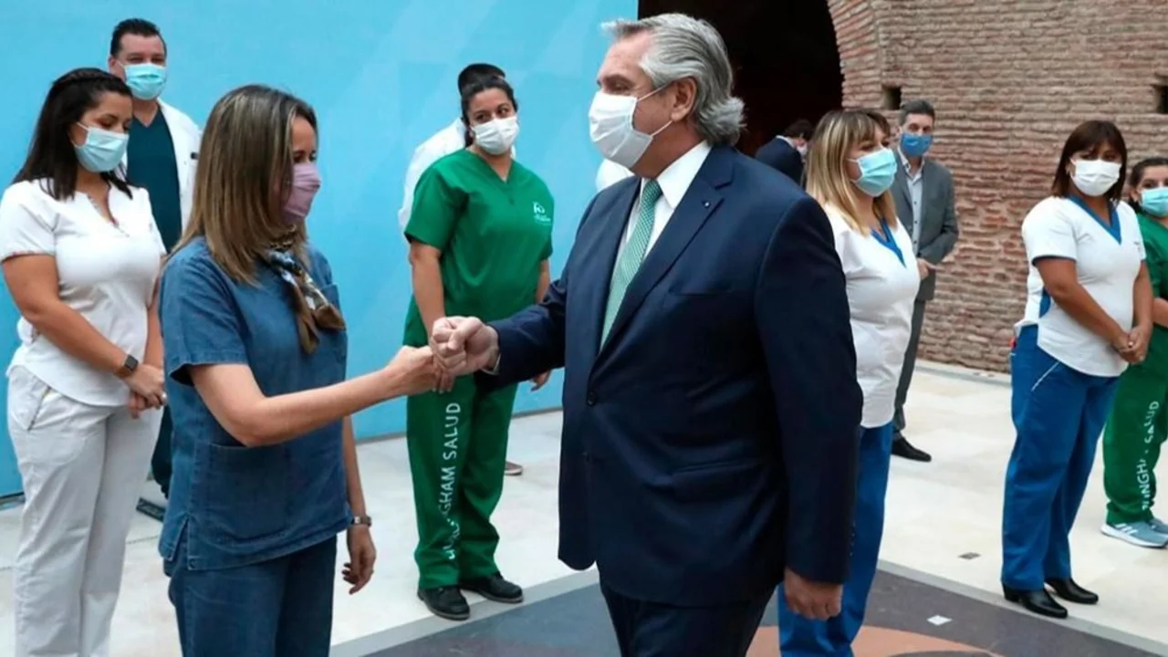 Alberto Fernández saluda a miembros del personal de salud que combaten al coronavirus