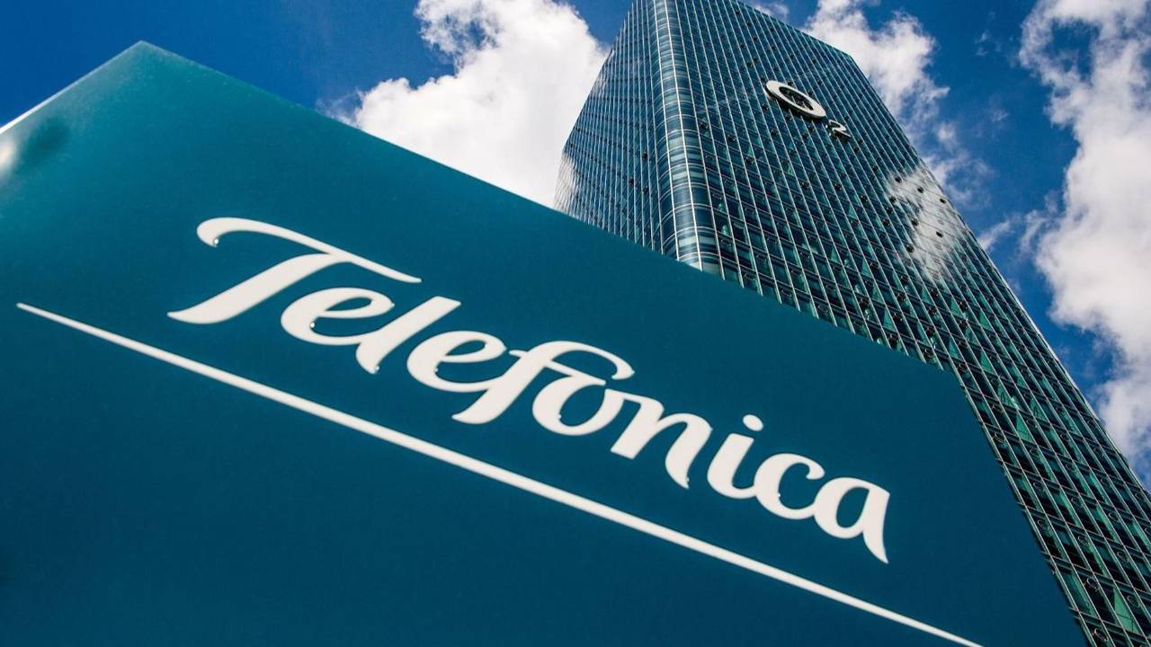 Telefónica se aleja de la región y Manzano se expande: interés en Chile y compra en Perú