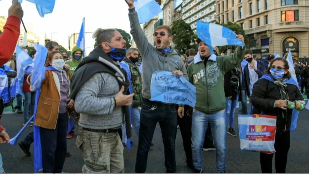 Dióxido de carbono y fake news: las delirantes teorías en la marcha anticuarentena