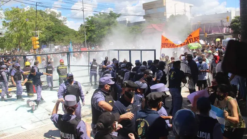 The Guardian sostuvo que hubo una politización de la pandemia en el país: un espejo de Formosa The Guardian sostuvo que hubo una politización de la pandemia en el país: un espejo de Formosa