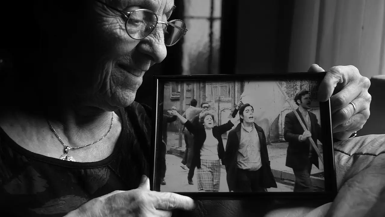 Las hijas y nietas de las brujas de la historia argentina: el legado de Nené, la "chica" de la bandera que logró una avalancha feminista