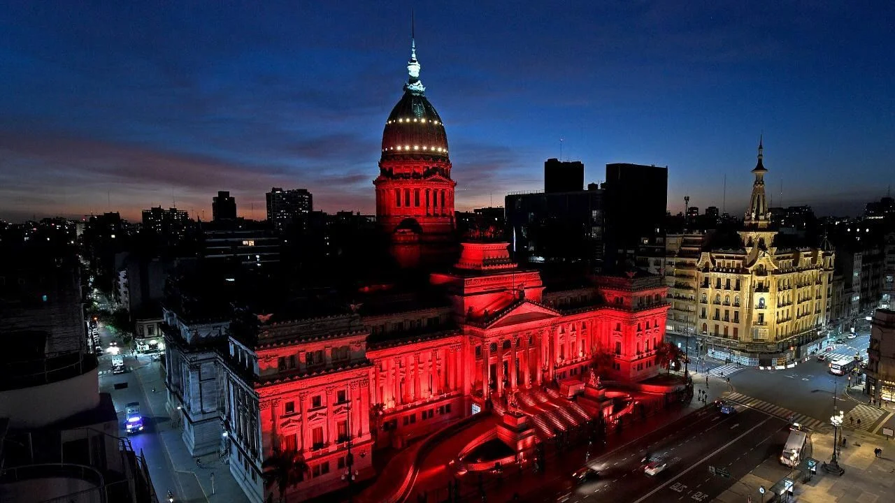 El Congreso se iluminó de rojo por la salud menstrual