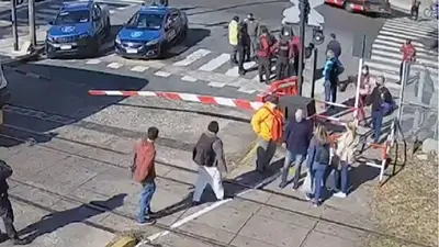 Milagro en el Sarmiento: motorman salvó a un adolescente que se arrojó a las vías Milagro en el Sarmiento: motorman salvó a un adolescente que se arrojó a las vías