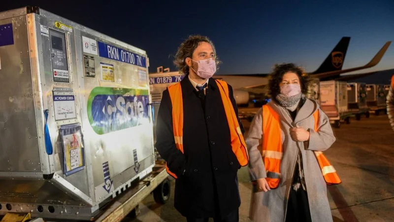 Santiago Cafiero y Carla Vizzotti con el cargamento de vacunas Astrazeneca que llegó a la Argentina