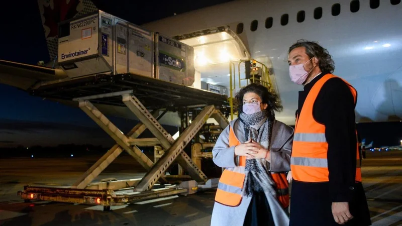 Carla Vizzotti y Santiago Cafiero en Ezeiza, cargamento vacunas Astrazeneca