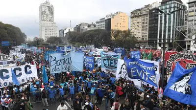 Movimientos sociales organizan una marcha para apoyar al Gobierno en la negociación con el FMI Movimientos sociales organizan una marcha para apoyar al Gobierno en la negociación con el FMI